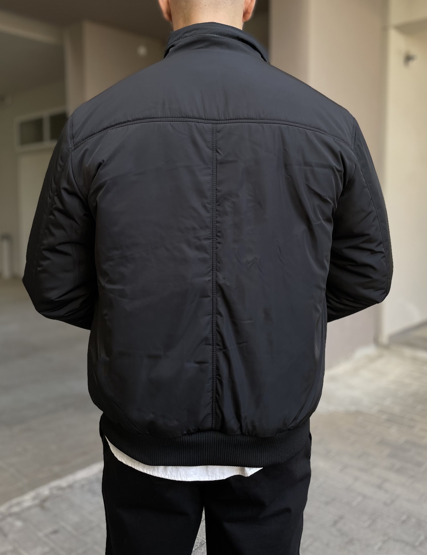 Ανδρικό μαύρο μπουφάν με γιακά και λάστιχο HM264044M φωτογραφία